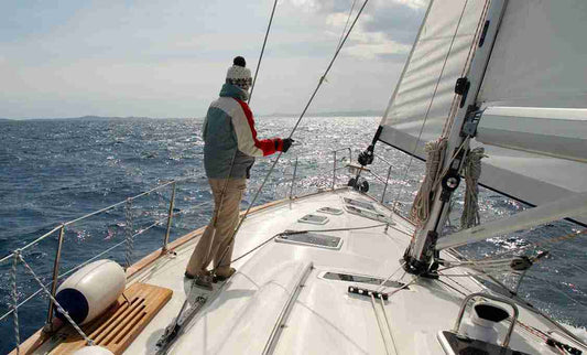 How to Experience the Sea in Winter: The Adventure of Off-Season Sailing