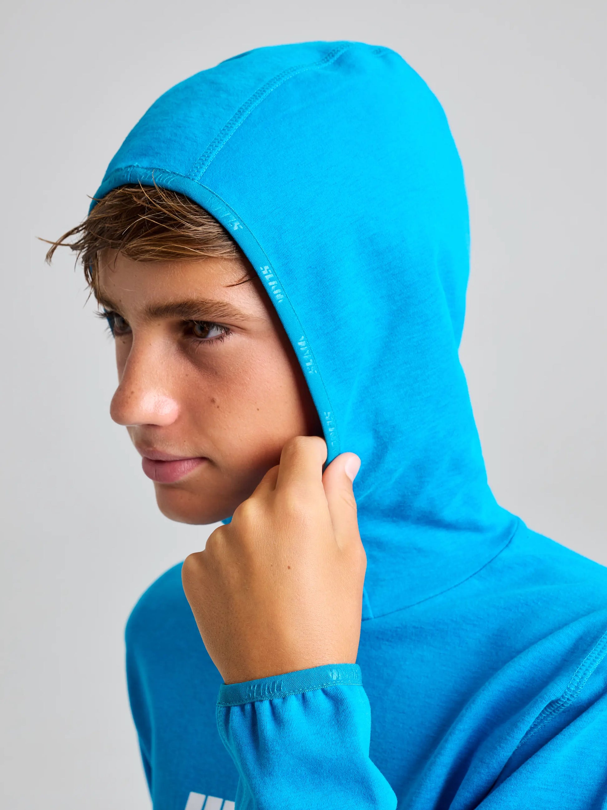 A306003S00_W74_GRAPHICJRHOODIE_D2_05801_05788.webp